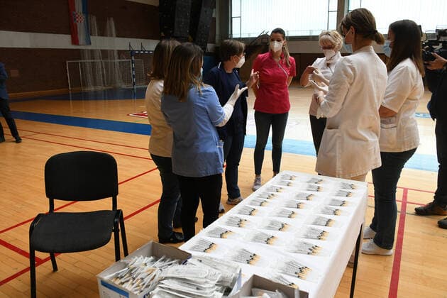 CROATIA COVID-19 mass vaccination Syringes are prepared to administer the Pfizer-BioNTech Comirnaty coronavirus disease (COVID-19) vaccine during a mass vaccination at Koprivnica sports hall in Koprivnica, Croatia on April 10, 2021. DamirxSpehar PIXSELL