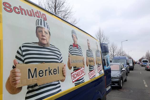 News Bilder des Tages Autokorso Thüringen steht zusammen 10.04.2021 , Erfurt, das Bündnis Thüringen steht zusammen hat einen Autokorso mit ca. 400 Fahrzeugen durch Erfurt angemeldet, die Demonstration unter dem Motto Es reicht! Stoppt den Coronawahnsinn! beginnt im Güterverkehrszentrum und führt durch die Innenstadt im GVZ werden die Autos mit Plakaten, Transparenten und Schildern vorbereitet hier u.a. Merkel, Lauterbach und Spahn in Sträflingskleidung - Schuldig
