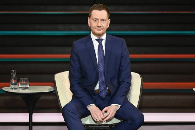 Michael Kretschmer (Politiker) 04 21 her Michael Kretschmer am 01. April 2021 in Markus Lanz , ZDF TV Fernsehen Talkshow Talk Show Deutschland deutsch deutscher Mann Politik CDU Ministerpräsident Sachsen sächsischer german politician quer halb sitzend neutral