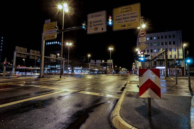 Der erste Abend der Ausgangsbeschraenkungen in Siegen, diese gilt von 21:00 Uhr - 05:00 Uhr, Kochs Ecke in Siegen ohne Autos Ausgangsbeschraenkung am 10.04.2021 in Siegen Deutschland.