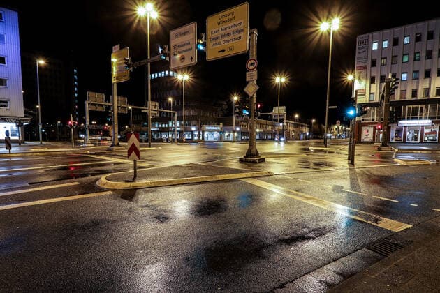 Der erste Abend der Ausgangsbeschraenkungen in Siegen, diese gilt von 21:00 Uhr - 05:00 Uhr, Kochs Ecke in Siegen ohne Autos Ausgangsbeschraenkung am 10.04.2021 in Siegen Deutschland.