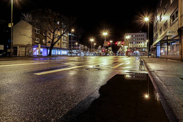 Der erste Abend der Ausgangsbeschraenkungen in Siegen, diese gilt von 21:00 Uhr - 05:00 Uhr, Blick zu Kochs Ecke in Siegen ohne Autos Ausgangsbeschraenkung am 10.04.2021 in Siegen Deutschland.
