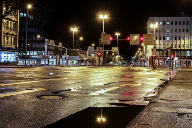Der erste Abend der Ausgangsbeschraenkungen in Siegen, diese gilt von 21:00 Uhr - 05:00 Uhr, Blick zu Kochs Ecke in Siegen ohne Autos Ausgangsbeschraenkung am 10.04.2021 in Siegen Deutschland.