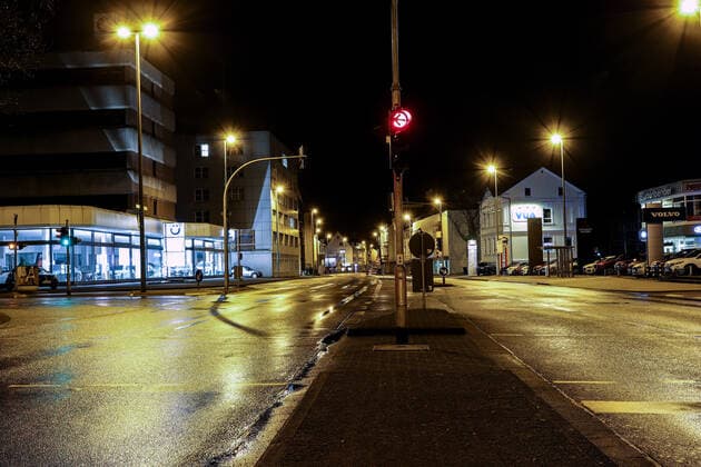 Der erste Abend der Ausgangsbeschraenkungen in Siegen, diese gilt von 21:00 Uhr - 05:00 Uhr, Weidenauer Strasse in Weidenau Ausgangsbeschraenkung am 10.04.2021 in Siegen Deutschland.