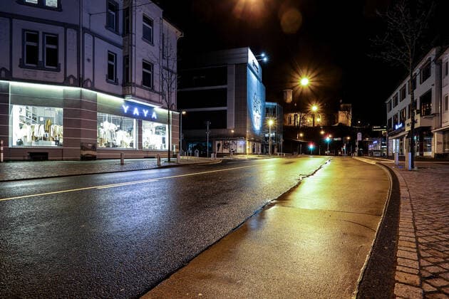 News Bilder des Tages Der erste Abend der Ausgangsbeschraenkungen in Siegen, diese gilt von 21:00 Uhr - 05:00 Uhr, Blick zum Koelner (Kölner) Tor in Siegen ohne Autos Ausgangsbeschraenkung am 10.04.2021 in Siegen Deutschland.