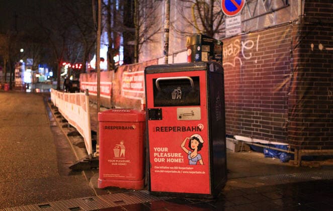 Menschenleere Straße Amüsiermeile Reeperbahn auf St. Pauli nach Beginn der Ausgangssperre um 21 Uhr. Altona Hamburg