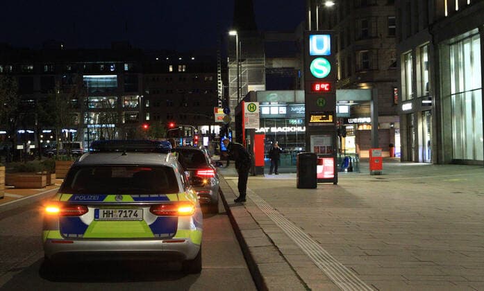 Polizei-Kontrolle am Hamburger Jungfernstieg nach Beginn der Ausgangssperre um 21 Uhr. Altstadt Hamburg