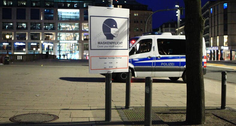 Ein Einsatzwagen der Polizei steht am Hamburger Jungfernstieg nach Beginn der Ausgangssperre um 21 Uhr. Altstadt Hamburg