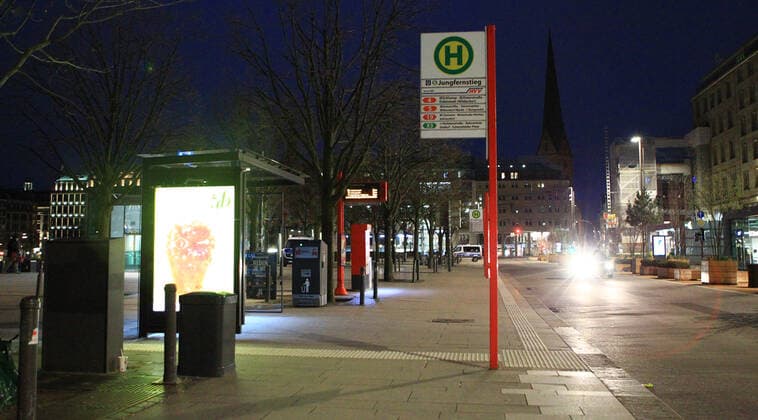 Menschenleere Bushaltestelle Jungfernstieg nach Beginn der Ausgangssperre um 21 Uhr. Altstadt Hamburg