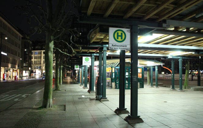 Menschenleere Bushaltestation Rathausmarkt nach Beginn der Ausgangssperre um 21 Uhr. Altstadt Hamburg