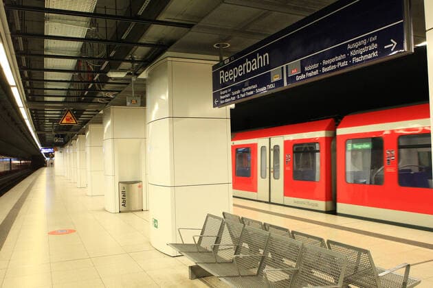 Menschenleere S-Bahnstation Reeperbahn nach Beginn der Ausgangssperre um 21 Uhr. Altona Hamburg