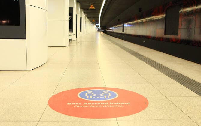 Menschenleere S-Bahnstation Reeperbahn nach Beginn der Ausgangssperre um 21 Uhr. Altona Hamburg