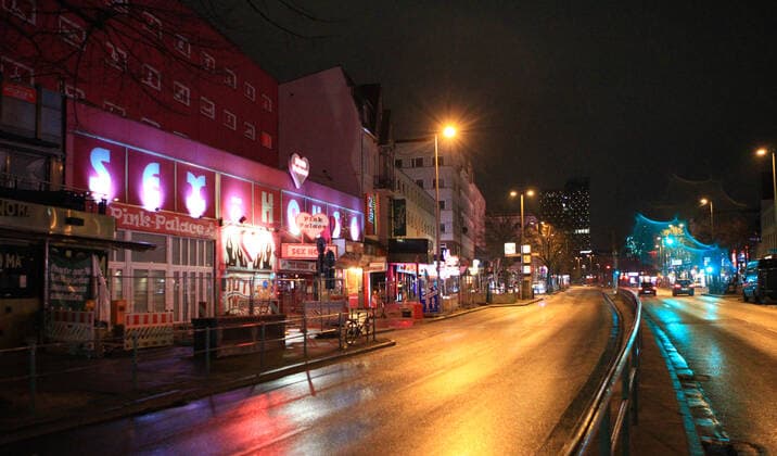 Menschenleere Straße Reeperbahn auf St. Pauli nach Beginn der Ausgangssperre um 21 Uhr. Altona Hamburg