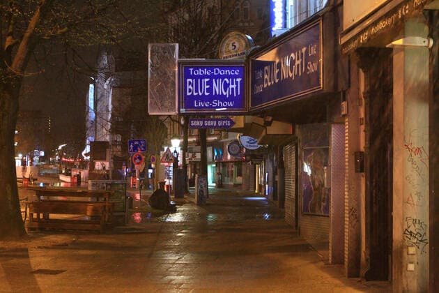 Menschenleere Straße Amüsiermeile Reeperbahn auf St. Pauli nach Beginn der Ausgangssperre um 21 Uhr. Altona Hamburg