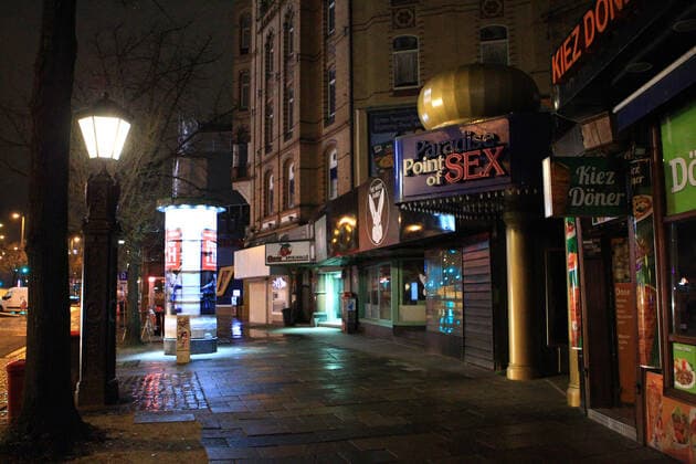 Menschenleere Straße Amüsiermeile Reeperbahn auf St. Pauli nach Beginn der Ausgangssperre um 21 Uhr. Altona Hamburg