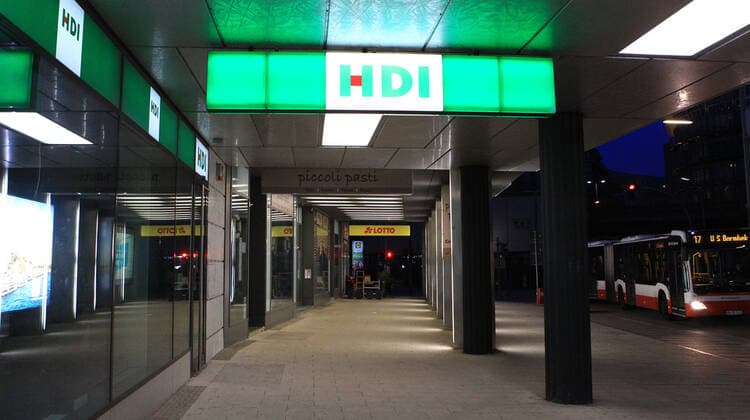 Menschenleere Straße Großer Burstah in der Hamburger Altstadt nach Beginn der Ausgangssperre um 21 Uhr. Altstadt Hamburg
