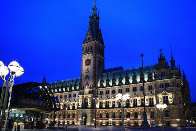 Menschenleerer Rathausplatz vor dem Hamburger Rathaus nach Beginn der Ausgangssperre um 21 Uhr. Altstadt Hamburg