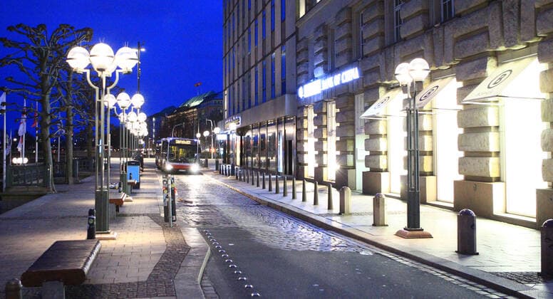 Menschenleere Straße am Rathausmarkt nach Beginn der Ausgangssperre um 21 Uhr. Altstadt Hamburg
