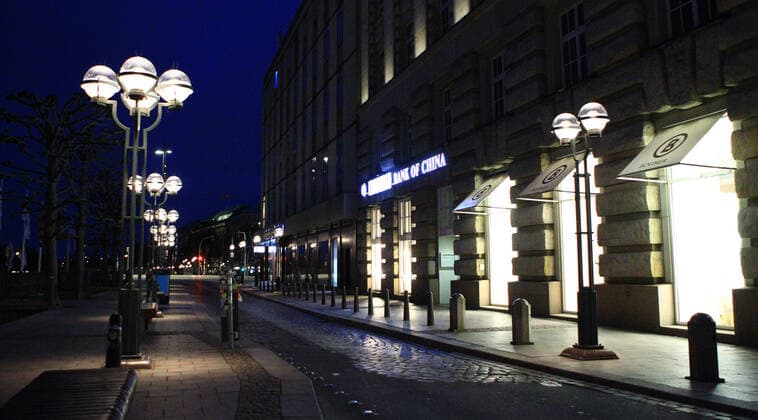 Menschenleere Straße am Rathausmarkt nach Beginn der Ausgangssperre um 21 Uhr. Altstadt Hamburg