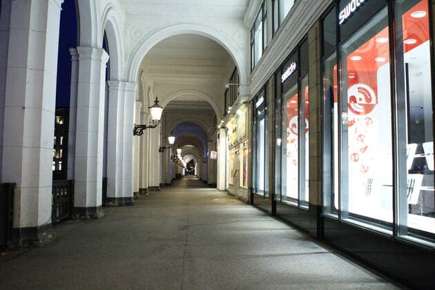 Menschenleere Einkaufsstraße in der Hamburger Innenstadt nach Beginn der Ausgangssperre um 21 Uhr. Altstadt Hamburg