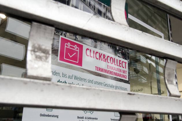 Aufkleber mit Aufschrift nur Click & Collect mit Abholservice möglich klebt an einem mit Rollgitter verschlossenen Geschäft in der Einkaugsstraße und Fußgängerzone Zeil in der Innenstadt von Frankfurt, Hessen, Deutschland