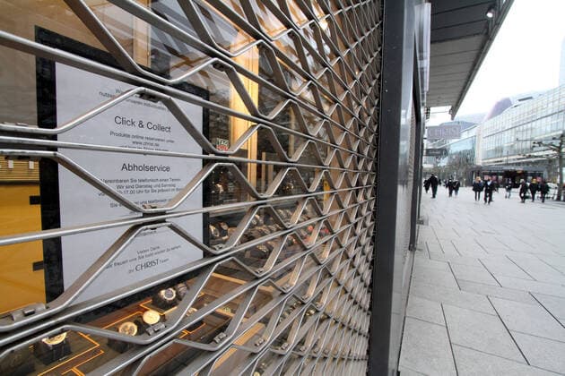 Aufkleber mit Aufschrift nur Click & Collect mit Abholservice möglich klebt an einem mit Rollgitter verschlossenen Geschäft in der Einkaugsstraße und Fußgängerzone Zeil in der Innenstadt von Frankfurt, Hessen, Deutschland