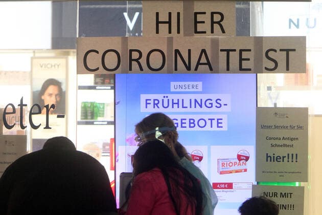 Schriftzug hier Corona Test klebt im Schaufenster einer Apotheke in der Innenstadt von Frankfurt, Hessen, Deutschland