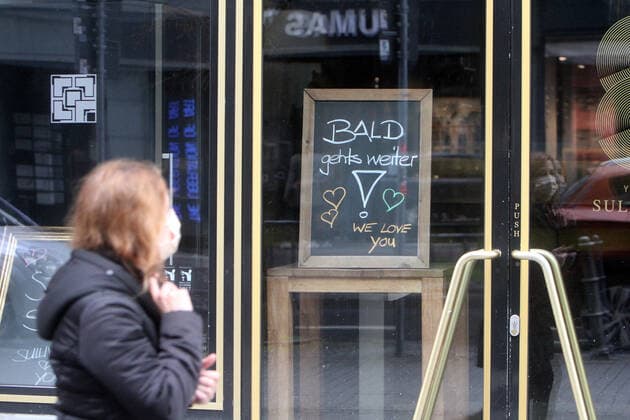 Tafel mit Aufschrift bald geht es weiter steht in der Eingangstür eines geschlossenen Restaurants und Bar in der Innenstadt von Frankfurt, Hessen, Deutschland