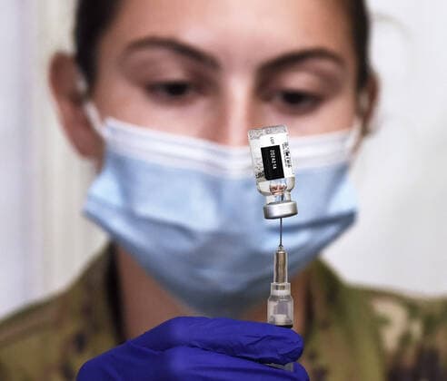 April 10, 2021, Orlando, Florida, United States: An Army medic fills a syringe with Johnson & Johnson COVID-19 vaccine at a vaccination site..Doses of the Johnson & Johnson vaccine are being administered throughout the state of Florida despite a small number of patients who have experienced adverse reactions, including blood clots. Orlando United States - ZUMAs197 20210410_zaa_s197_398 Copyright: xPaulxHennessyx