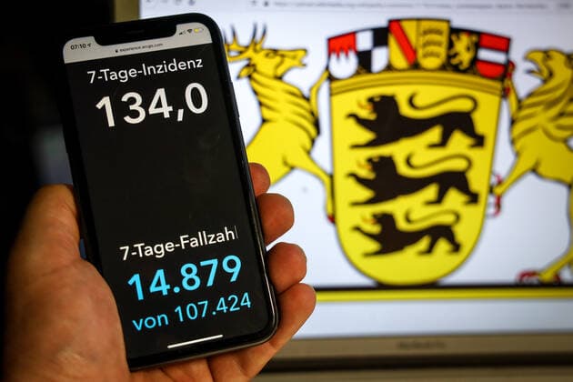 Coronavirus in Deutschland - Covid-19-Dashboard des Robert Koch-Institut DEU, Deutschland, Baden-Württemberg, 11.04.2021: Die 7-Tage-Inzidenz für das Bundesland (Fälle letzte 7 Tage 100.000 EW) wird auf einem iPhone angezeigt, im Hintergrund das Landeswappen