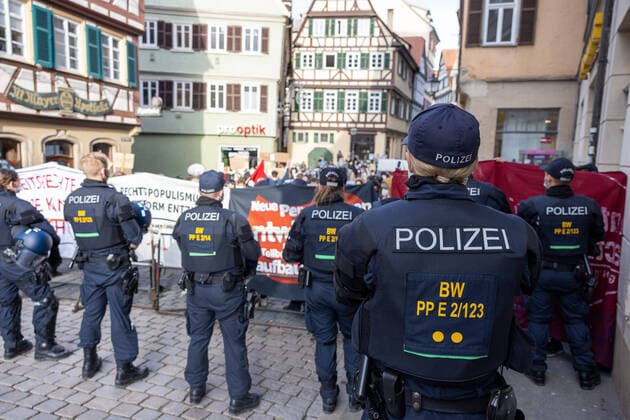 Bilder des Jahres 2021, News 04 April News Themen der Woche KW14 News Bilder des Tages Tuebingen Stadt Tuebingen; Demonstration; Querdenker; Versammlung; Gegendemonstration Knapp 150 Querdenker und andere Gegner der Pandemieinschränkungen haben in Tuebingen auf dem Marktplatz demonstriert. Die Polizei war mit knapp 140 Personen vom Tuebinger Revier und der Goettinger Bereitschaftspolizei vor Ort. Es kam vereinzelt zu Ausschreitungen. Die TeilnehmerInnen haben sich größenteils an die Maskenpflicht gehalten. Es gab mehrere angemeldete Gegendemonstration und eine nur auf Social Media angekuendigte Antifa Demonstration. *** Tuebingen City Tuebingen Demonstration Querdenker Assembly Counter-demonstration Almost 150 Querdenker and other opponents of the pandemic restrictions demonstrated in Tuebingen on the market square The Copyright: xDennisxDuddek xEibnerxPressefotox EP_DDU