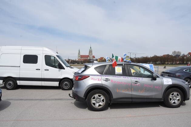 Auto Korso Gegen Lockdown Muenchen 10.04.21 Theresienwiese Muenchen