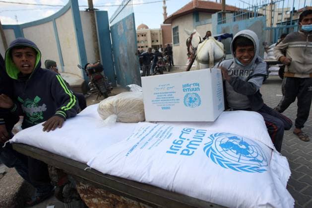 News Bilder des Tages Palestinians receive aid distributed by United Nations Relief and Works Agency (UNRWA) at the Rafah refugee camp in the southern Gaza Strip on Sunday, April 11, 2021. The United States said it was restoring assistance to the Palestinians, and would contribute $150 million to the UN agency, plus $75 million in economic and development assistance for the West Bank and Gaza as well as $10 million for peacebuilding efforts.  GAZ2021041110 IsmaelxMohamad