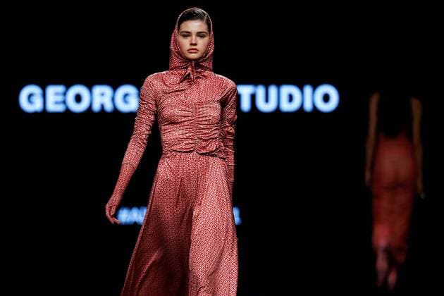 Bilder des Jahres 2021, Entertainment 04 April Entertainment Themen der Woche KW14 Entertainment Bilder des Tages Models display a autumn-winter 2021 2022 collection s creation by Georgiela Studio fashion brand during a young talents EGO fashion parade held in the last day of Mercedes-Benz Fashion Week Madrid, Spain, 11 April 2021. Mercedes-Benz Fashion Week Madrid !ACHTUNG: NUR REDAKTIONELLE NUTZUNG!  Copyright: xMariscalx GRAF2458 20210411-637537656577048497