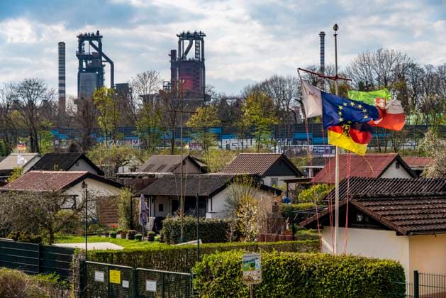Kleingärten entlang der Autobahn A42, Kleingartenverein Emschertal, Emscherschnellweg, in Duisburg-Beeck, Lärmschutzwand, Blick auf das ThyssenKrupp Steel Stahlwerk Bruckhausen, Hochöfen 5und 6, Duisburg, NRW, Deutschland Duisburg-Beeck *** Allotment gardens along the motorway A42, allotment garden association Emschertal, Emscherschnellweg, in Duisburg Beeck, noise barrier, view to ThyssenKrupp Steel steel plant Bruckhausen, blast furnaces 5and 6, Duisburg, NRW, Germany Duisburg Beeck
