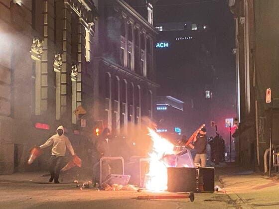News Bilder des Tages April 11, 2021, Montreal, PQ, Canada: People take part in an anti-curfew protest in Montreal on Sunday April 11, 2021. Hundreds of people gathered in Old Montreal tonight in defiance of a new 8 p.m. curfew. Montreal Canada  - ZUMAc35_ 20210411_zaf_c35_067 Copyright: xGiuseppexValiantex