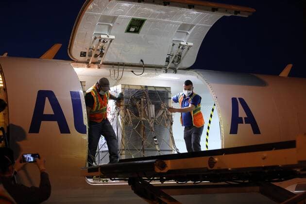 (210411) -- BAGHDAD, April 11, 2021 -- Workers unload the COVID-19 vaccines from China at the Baghdad International Airport in Baghdad, Iraq, on April 11, 2021. Iraq on Sunday received the second batch of Sinopharm COVID-19 vaccines donated by the Chinese government to help the country combat the pandemic. (Photo by Xinhua) IRAQ-BAGHDAD-CHINA-COVID-19 VACCINES-ARRIVAL KhalilxDawood 