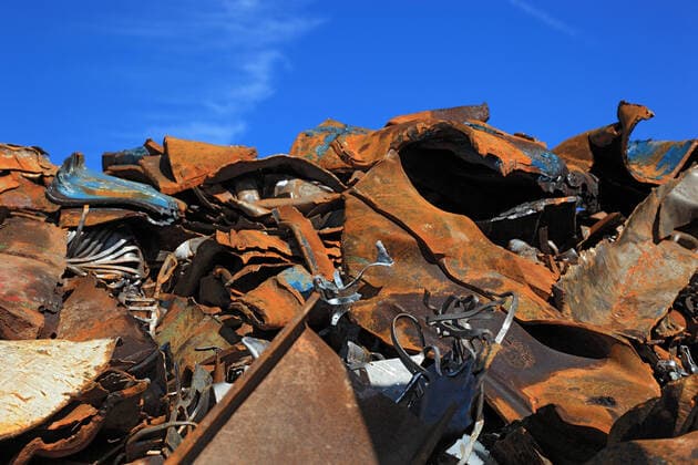 IMAGO Creative: Klimawandel - Grüne Erholung Schrottplatz, Metallabfaelle Lager in einem Recyclingbetrieb