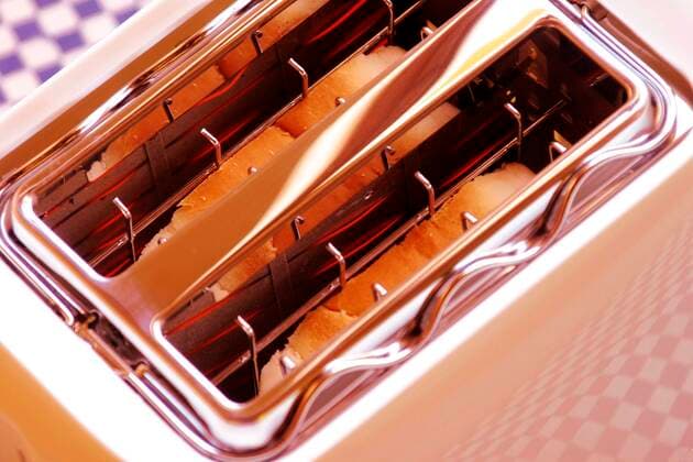IMAGO Creative: Haushaltsgeräte - Toaster Toast in einem Toaster toasts in a toaster BLWS641582 *** Toast in a toaster toasts in a toaster BLWS641582 Copyright: xblickwinkel McPHOTO A.xSchauhuberx