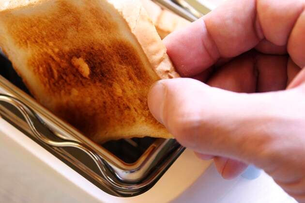 IMAGO Creative: Haushaltsgeräte - Toaster Toast aus einem Toaster herausnehmen removing toast from a toaster BLWS641585 *** Removing toast from a toaster removing toast from a toaster BLWS641585 Copyright: xblickwinkel McPHOTO A.xSchauhuberx