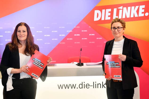 Janine Wissler und Susanne Hennig-Wellsow bei der Pressekonferenz zur Vorstellung des Entwurfs des Parteivorstandes für das Wahlprogramm der Partei Die Linke im Karl-Liebknecht Haus. Berlin, 12.04.2021