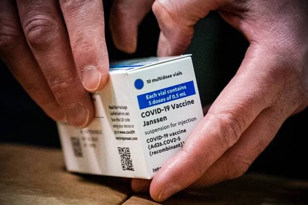 OSS - De eerste doses van het vaccins van farmaceut Janssen uit Leiden worden opgeslagen bij distributiecentrum Movianto. Het is het vierde coronavaccin dat in Nederland beschikbaar komt. ANP ROB ENGELAAR Copyright: xHollandsexHoogtex xxANPx x430076624x