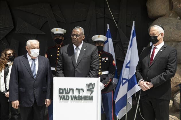 Bilder des Jahres 2021, News 04 April News Themen der Woche KW15 News Bilder des Tages U.S. Secretary of Defense General Lloyd Austin with Israeli Defense Minister Benny Gantz (right) and Ronen Plot, as he makes a statement following a memorial ceremony in the Hall of Remembrance during his visit to Yad Vashem on Monday, April 12, 2021. Pool  JERX2021041207 Heidixlevine