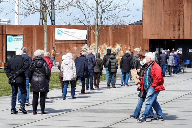 Dortmunjd, 12.04.2021: Warteschlange vor dem Corona-Impfzentrum in der Warsteiner Music Hall auf dem Gelände des ehemaligen Hoesch-Hochofenwerks Phoenix-West im Dortmunder Stadtteil Hörde. Die Impfungen werden hier von der Kassenärztlichen Vereinigung Westfalen-Lippe (KVWL) vorgenommen.