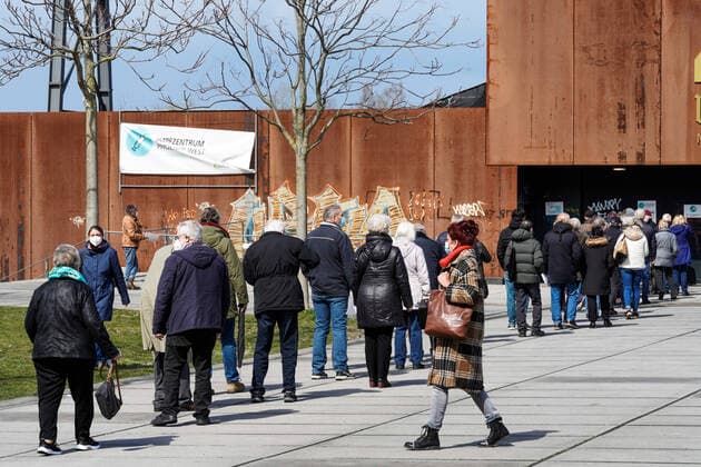 Dortmunjd, 12.04.2021: Warteschlange vor dem Corona-Impfzentrum in der Warsteiner Music Hall auf dem Gelände des ehemaligen Hoesch-Hochofenwerks Phoenix-West im Dortmunder Stadtteil Hörde. Die Impfungen werden hier von der Kassenärztlichen Vereinigung Westfalen-Lippe (KVWL) vorgenommen.