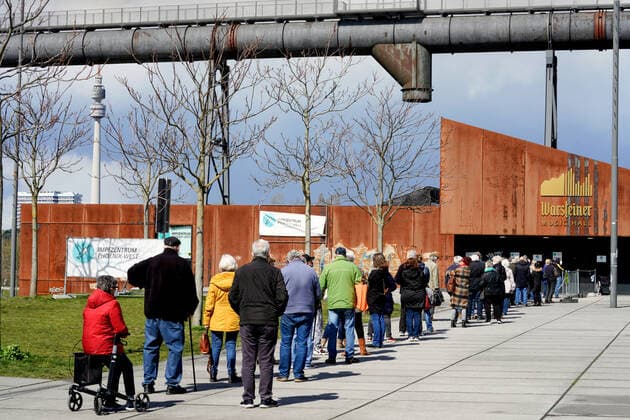 Dortmunjd, 12.04.2021: Warteschlange vor dem Corona-Impfzentrum in der Warsteiner Music Hall auf dem Gelände des ehemaligen Hoesch-Hochofenwerks Phoenix-West im Dortmunder Stadtteil Hörde. Die Impfungen werden hier von der Kassenärztlichen Vereinigung Westfalen-Lippe (KVWL) vorgenommen.