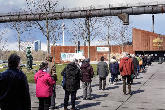 Dortmunjd, 12.04.2021: Warteschlange vor dem Corona-Impfzentrum in der Warsteiner Music Hall auf dem Gelände des ehemaligen Hoesch-Hochofenwerks Phoenix-West im Dortmunder Stadtteil Hörde. Die Impfungen werden hier von der Kassenärztlichen Vereinigung Westfalen-Lippe (KVWL) vorgenommen.