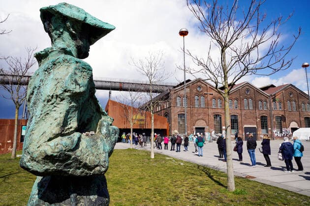 Dortmunjd, 12.04.2021: Warteschlange vor dem Corona-Impfzentrum in der Warsteiner Music Hall auf dem Gelände des ehemaligen Hoesch-Hochofenwerks Phoenix-West im Dortmunder Stadtteil Hörde. Die Impfungen werden hier von der Kassenärztlichen Vereinigung Westfalen-Lippe (KVWL) vorgenommen.