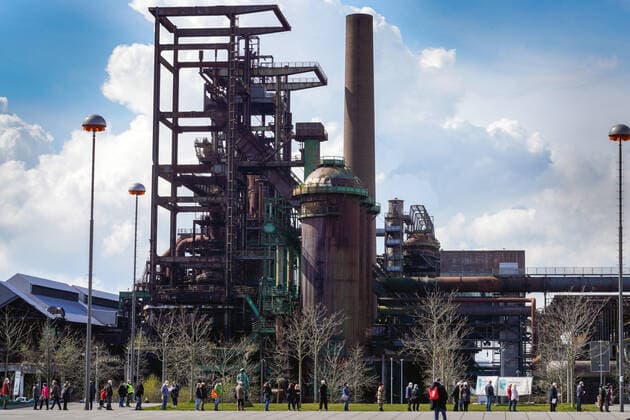 Dortmunjd, 12.04.2021: Warteschlange vor dem Corona-Impfzentrum in der Warsteiner Music Hall auf dem Gelände des ehemaligen Hoesch-Hochofenwerks Phoenix-West im Dortmunder Stadtteil Hörde. Die Impfungen werden hier von der Kassenärztlichen Vereinigung Westfalen-Lippe (KVWL) vorgenommen.