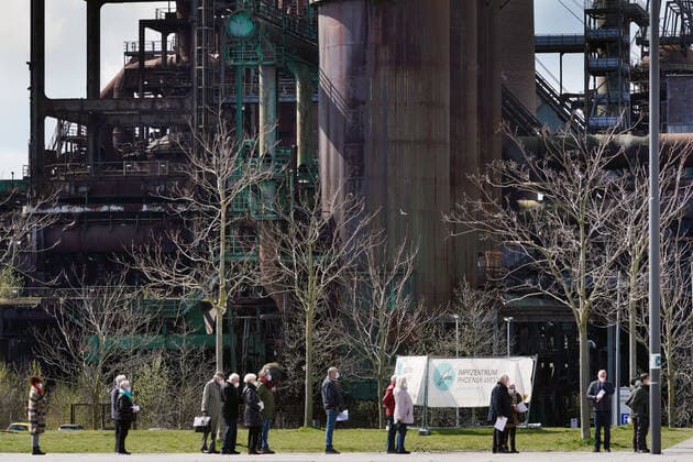 Dortmunjd, 12.04.2021: Warteschlange vor dem Corona-Impfzentrum in der Warsteiner Music Hall auf dem Gelände des ehemaligen Hoesch-Hochofenwerks Phoenix-West im Dortmunder Stadtteil Hörde. Die Impfungen werden hier von der Kassenärztlichen Vereinigung Westfalen-Lippe (KVWL) vorgenommen.
